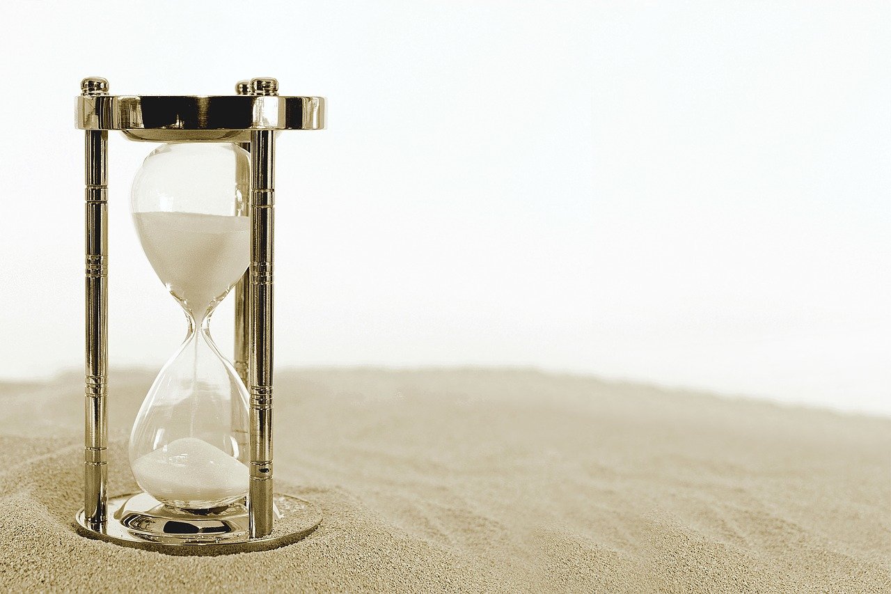 砂の上に置かれた砂時計