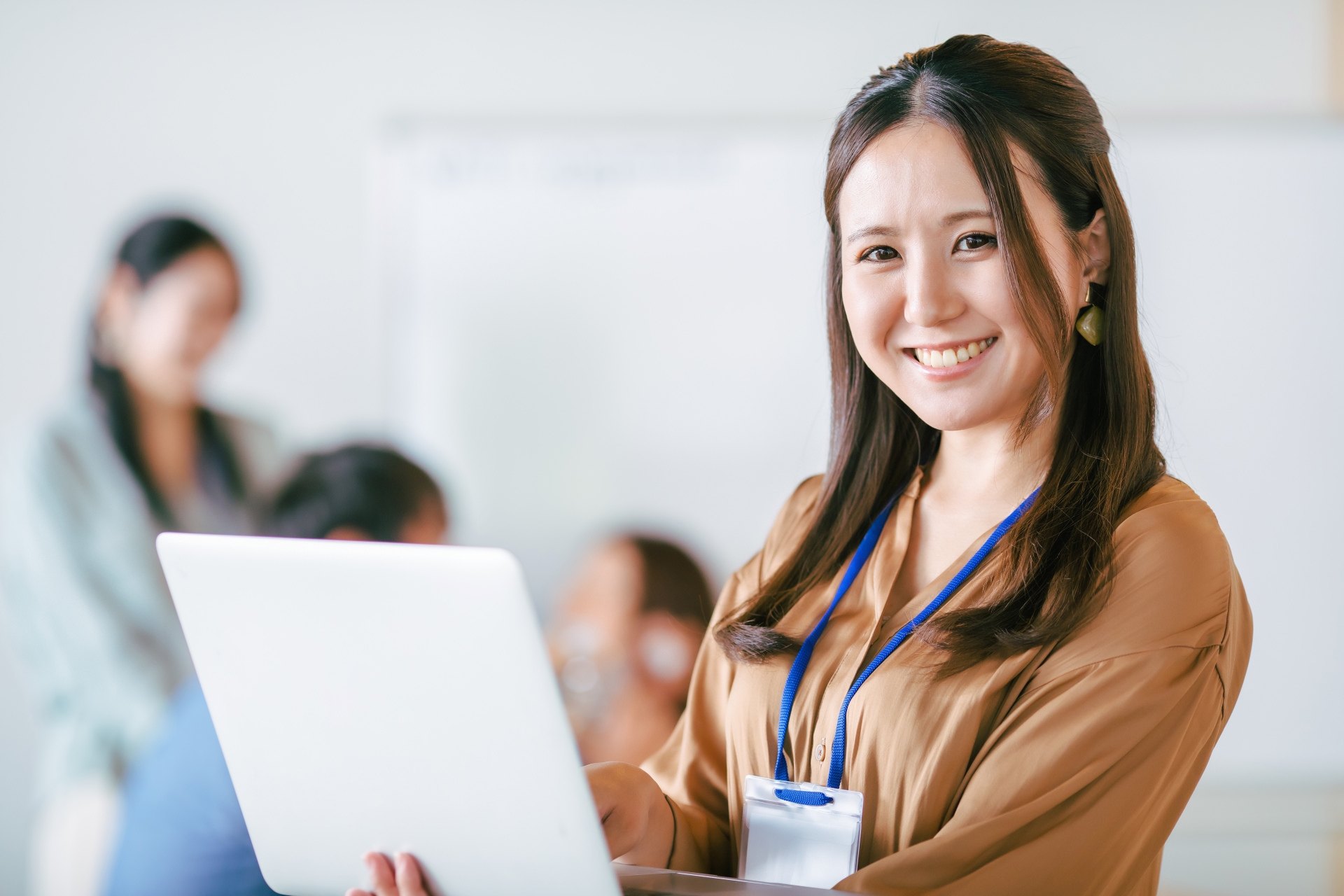 ノートパソコンを使う女性