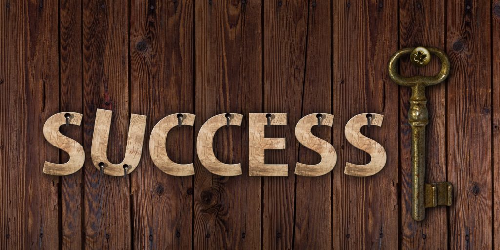 「SUCCESS」の文字と鍵