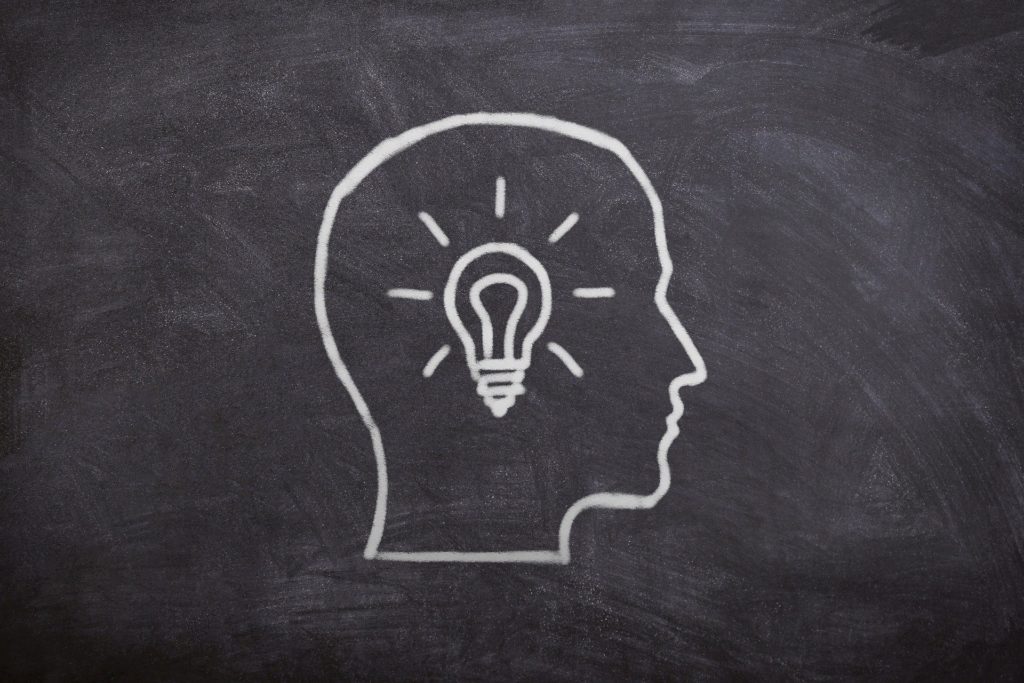 黒板に書かれた人とライトのイラスト