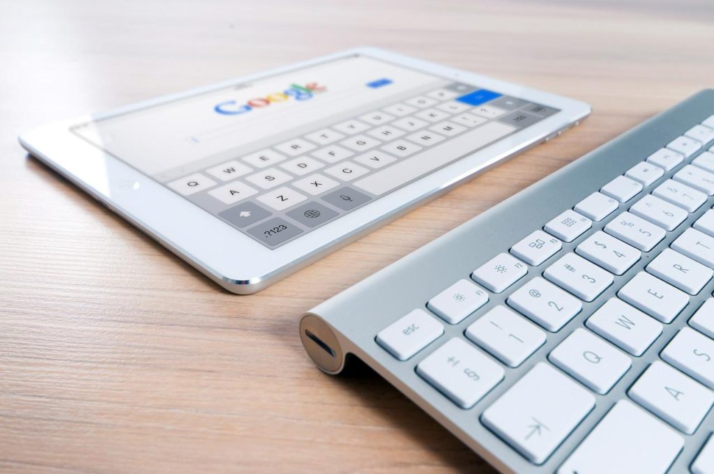 Googleの検索画面が表示されたタブレットとキーボード