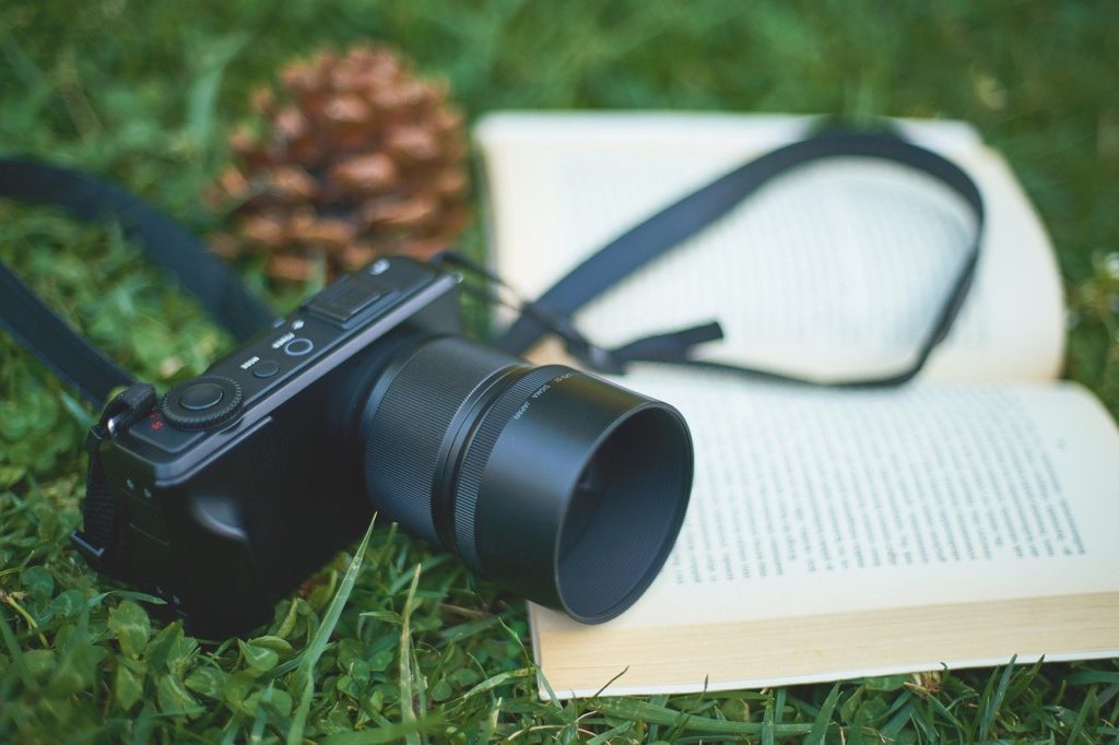芝生の上に置かれた本とカメラ