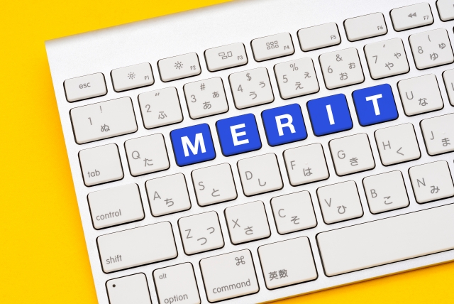 「MERIT」と書かれたキーボード