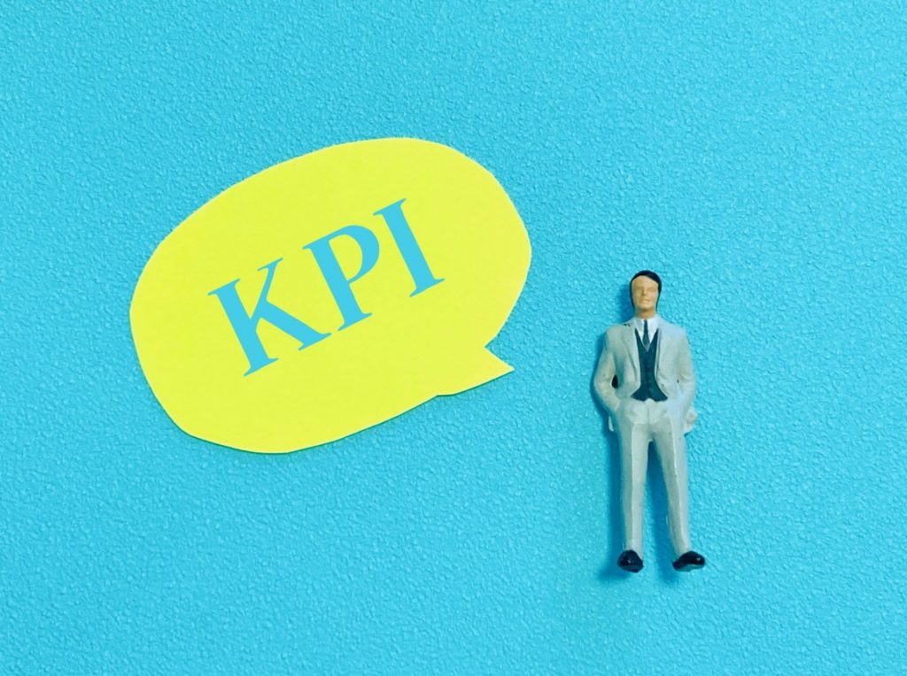 KPIのテキストと人形