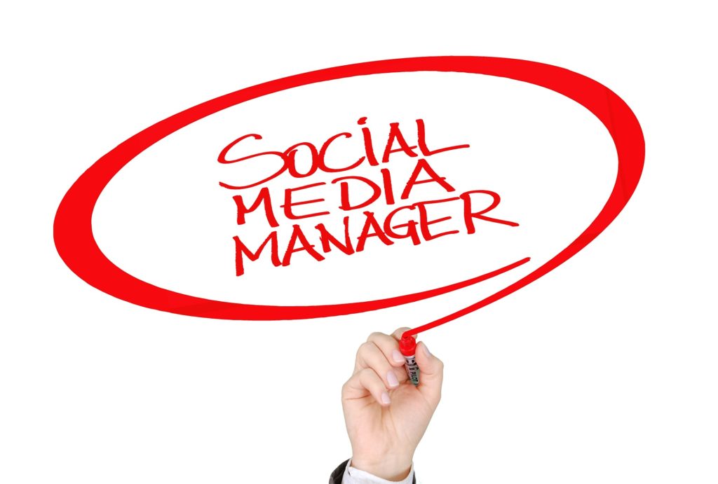 SOCIAL MEDIA MANAGERの文字