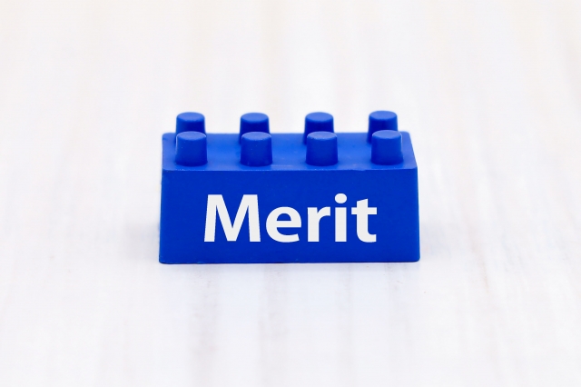 Meritと書かれた青いブロック
