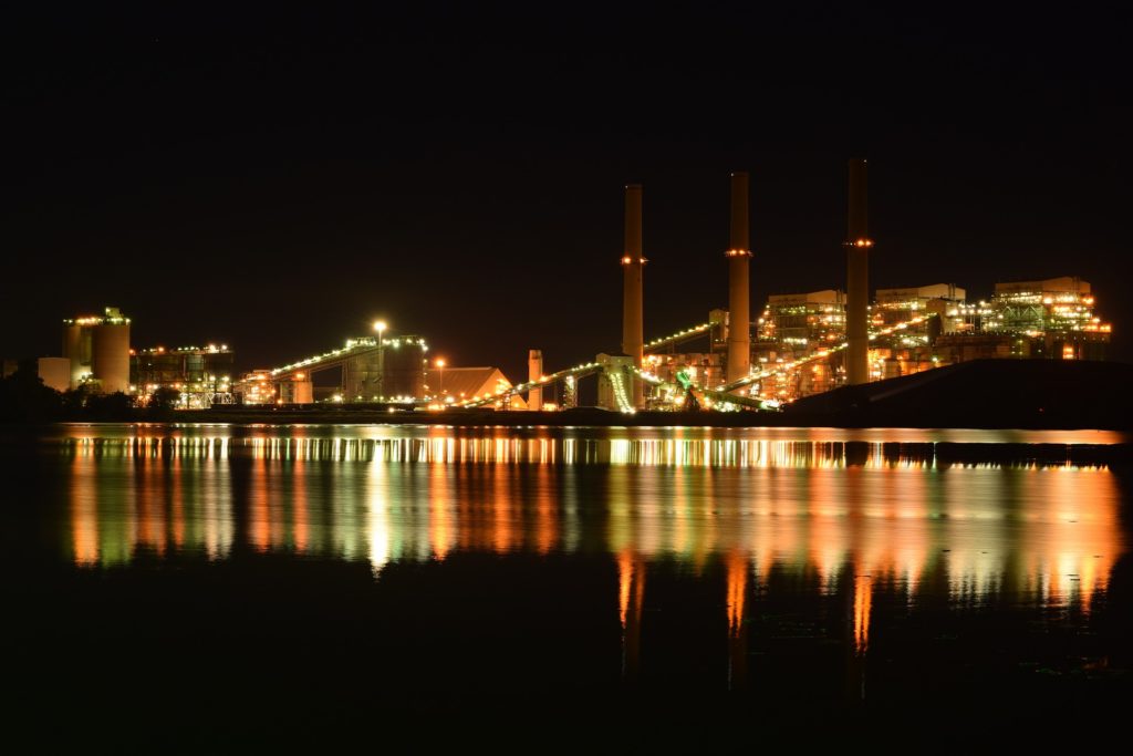 川辺から見た工場の夜景