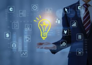 手に電球を掲げた男性